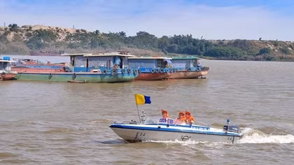 Cảnh báo nguy hiểm với tàu thuyền tại vị trí xe container chìm dưới sông Hồng