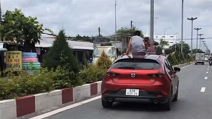 Xử phạt tài xế chở bé trai ngồi trên mui xe lao vun vút trên QL1A