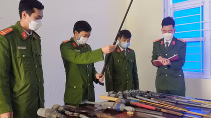 Bé trai 4 tuổi bị đạn bi từ khẩu súng của bố găm vào ngực