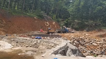 Ngang nhiên san ủi trái phép đất rừng, khe suối làm khu du lịch sinh thái