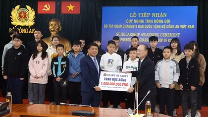 Tiếp nhận học bổng của Tập đoàn Charmvit trao tặng con thương binh, liệt sỹ CAND