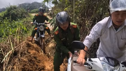 Chông chênh đường về bản cấp căn cước công dân