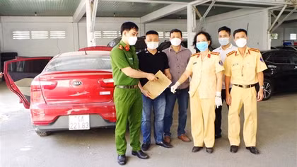 CSGT phát hiện xe ô tô lắp biển giả mất trộm 2 năm trước