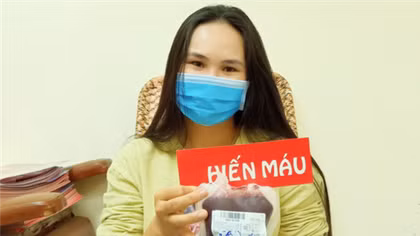 Thiếu phụ mang theo con nhỏ vượt hơn 300 cây số trong đêm để hiến máu hiếm cứu người