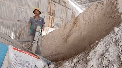 Sự thật bất ngờ bên trong nhà máy sản xuất gạch không nung ở Lâm Đồng