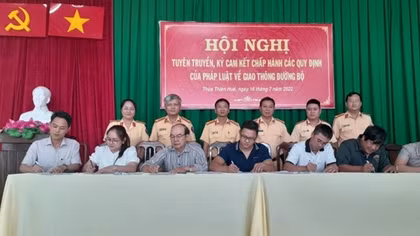 60 doanh nghiệp vận tải ở Huế ký cam kết chấp hành nghiêm Luật Giao thông đường bộ