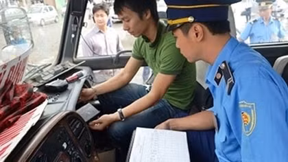 Hơn 10 nghìn phương tiện vận tải bị thu hồi phù hiệu