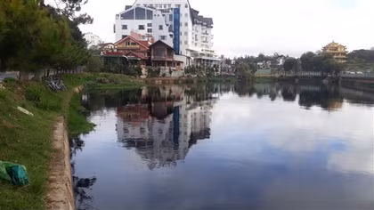 Hồ nước bốc mùi nồng nặc giữa trung tâm Đà Lạt