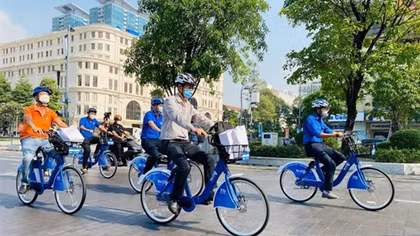 Người dân “hóng” dịch vụ cho thuê xe đạp tại Hà Nội