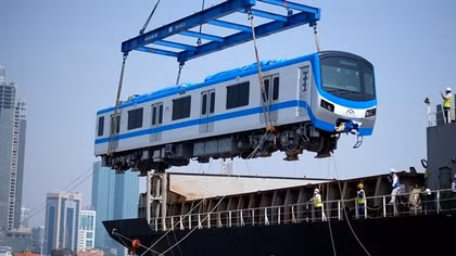 Thêm 2 đoàn tàu của tuyến Metro số 1 cập cảng Khánh Hội