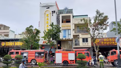 Karaoke AVIV bốc cháy dữ dội giữa trưa