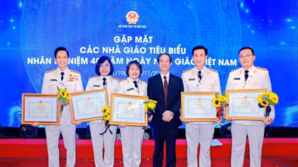 Bộ trưởng Bộ GD&ĐT tặng bằng khen cho 2 nhà giáo CAND tiêu biểu giai đoạn 1982-2022