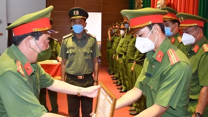 Triệt phá băng nhóm cộm cán, nhiều đơn vị Công an Trà Vinh được khen thưởng