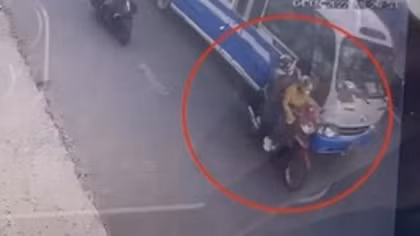 Xe máy va vào xe khách, 3 người thương vong