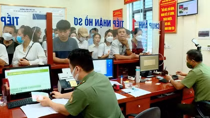 Làm thêm ca, thêm giờ, kịp thời trả hộ chiếu mẫu mới cho công dân