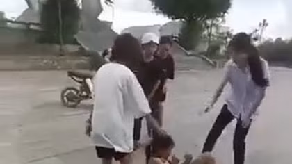 Làm rõ clip nữ sinh lớp 6 bị bạn cùng trường đánh hội đồng