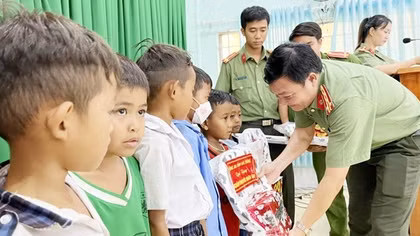 Công an Sóc Trăng tặng quà đồng bào Khmer nhân lễ Sene Đolta