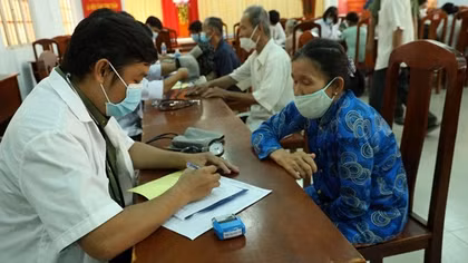 Công an tỉnh Tây Ninh khám bệnh, cấp phát thuốc miễn phí và tặng quà người dân nghèo