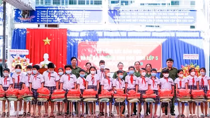 Công an TP Cần Thơ tặng quà học sinh có hoàn cảnh khó khăn