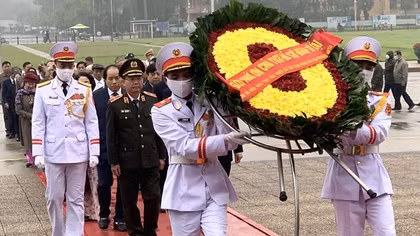 Đoàn đại biểu người cao tuổi điển hình tiên tiến vào Lăng viếng Chủ tịch Hồ Chí Minh
