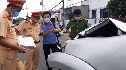 Ôtô kéo lê xe máy trên quốc lộ, 1 người tử vong