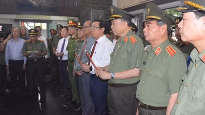 Dâng hương, dâng hoa tưởng niệm Đại tướng Mai Chí Thọ