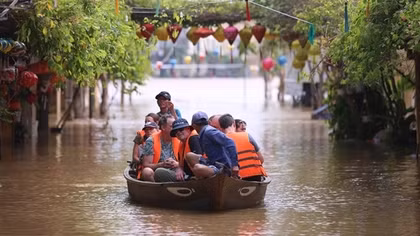Phố cổ Hội An chìm sâu trong nước lũ, du khách hối hả sơ tán