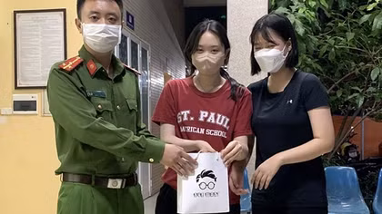 Trao trả tài sản thất lạc cho hai cô gái Hàn Quốc