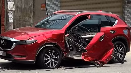 Tài xế xe tải cẩu quên xếp càng chịu lực khiến ô tô Mazda CX5 bị xé nát
