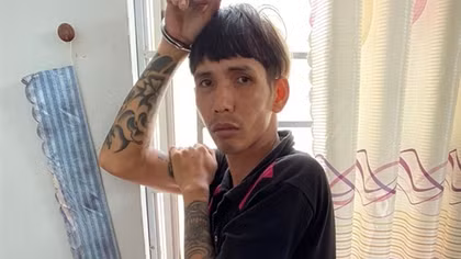 Hai nữ sinh đạp ngã xe 2 tên cướp