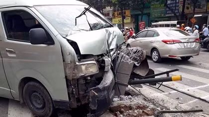 Ô tô đâm gãy cột điện trên đường Giải Phóng gây ùn tắc giao thông