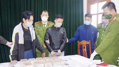 20 bánh heroin giấu trong bao tải đựng ngô theo xe khách về Thái Nguyên bán kiếm lời