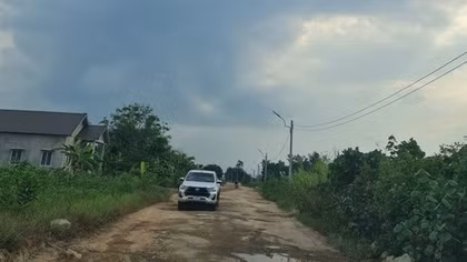 Từng đoàn xe "hổ vồ" thi nhau băm nát đường giao thông nông thôn, gây ô nhiễm môi trường