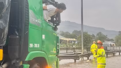 CSGT vất vả canh đường tại đoạn ngập trên QL1A