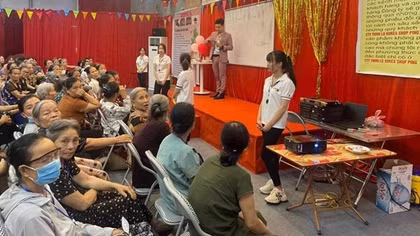 Làng quê dậy sóng vì hội thảo phát quà miễn phí