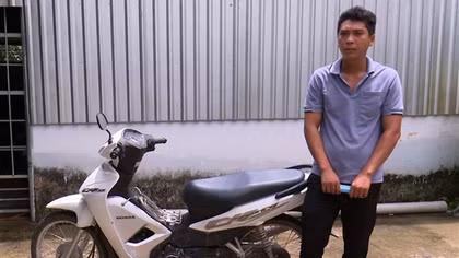 Đem xe máy của cha đi cầm để "nhậu" rồi báo bị cướp