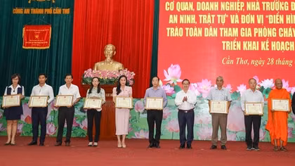UBND TP Cần Thơ tặng 2 Bằng khen Văn phòng Thường trú Báo CAND tại Cần Thơ