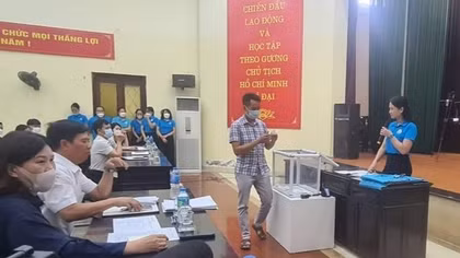 Hàng trăm phụ huynh phải bốc thăm để giành suất vào mầm non công lập
