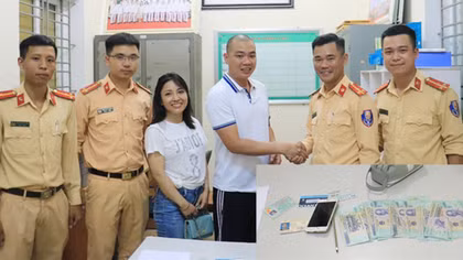 Công an thị xã Kỳ Anh trao trả tài sản người dân đánh rơi