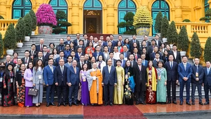 Chủ tịch nước cùng các đại biểu kiều bào thả cá tại Ao cá Bác Hồ
