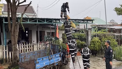 Cảnh sát cơ động Trung Bộ tham gia giúp người dân ứng phó bão số 4