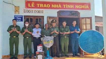Trao tặng hai căn nhà tình nghĩa cho gia đình đồng bào thiểu số