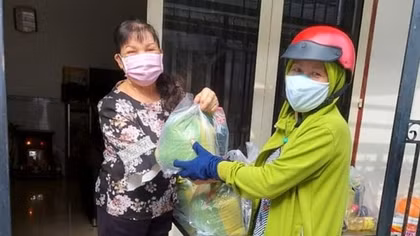 Nữ Phó Bí thư chi bộ hết lòng vì người nghèo giữa dịch bệnh