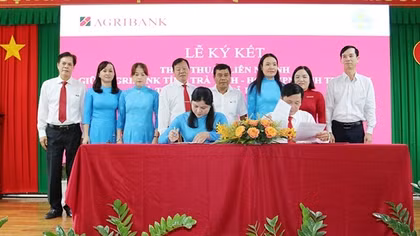 Agribank Trà Vinh ký kết thỏa thuận và trao 2 tỷ đồng an sinh xã hội năm 2022
