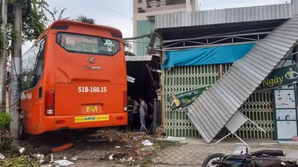 Xe khách lao vào quán cà phê, 5 người thương vong
