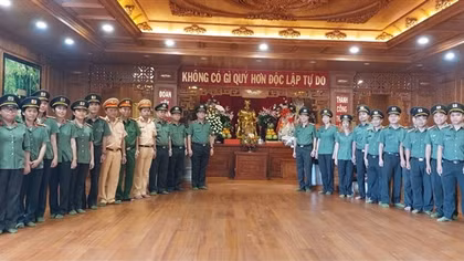 Công an TP Hồ Chí Minh dâng hương Chủ tịch Hồ Chí Minh nhân Ngày Báo chí Cách mạng Việt Nam