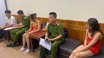 Nhân viên cùng khách khỏa thân trong phòng massage