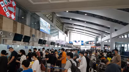 Du lịch vào vụ, "biển" người, xe chen lấn ở Nội Bài