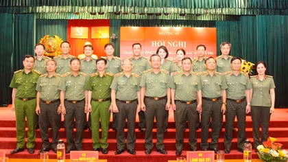 Nắm vững mặt trận tư tưởng, đổi mới công tác đảng, công tác chính trị
