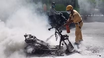 Xe đang chạy bỗng dưng bốc cháy
